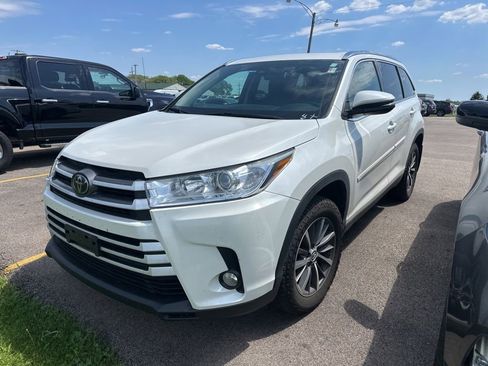 Used 2019 Toyota Highlander XLE AWD/4WD image 14