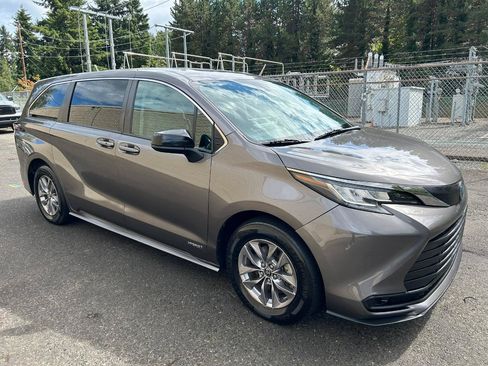 Used 2021 Toyota Sienna LE AWD/4WD image 3