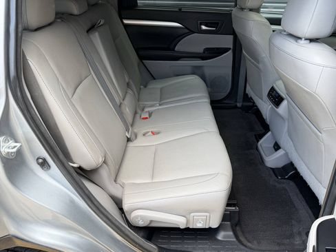 Used 2016 Toyota Highlander XLE AWD/4WD image 21