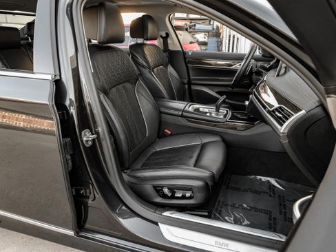Used 2021 BMW 750i xDrive image 38