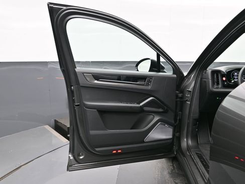 Certified 2025 Porsche Cayenne GTS AWD/4WD image 8
