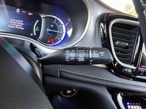 Used 2024 Chrysler Pacifica Limited FWD image 24