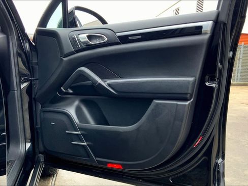 Used 2018 Porsche Cayenne Platinum Edition image 21