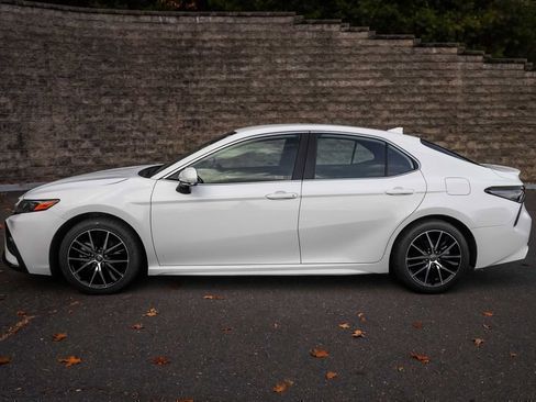 Used 2024 Toyota Camry SE image 9