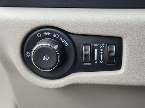 Used 2023 Chrysler Pacifica Touring-L FWD image 23