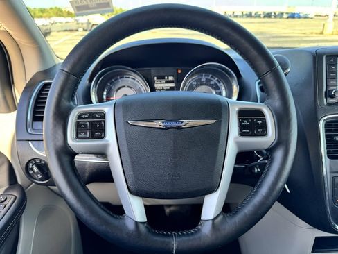 Used 2015 Chrysler Town & Country Touring w/ Driver Convenience Group image 23