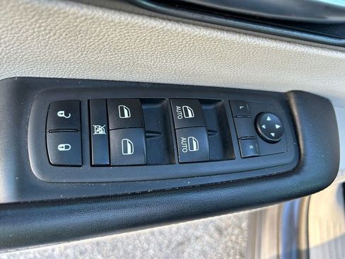 Used 2022 Chrysler Pacifica Touring-L image 18