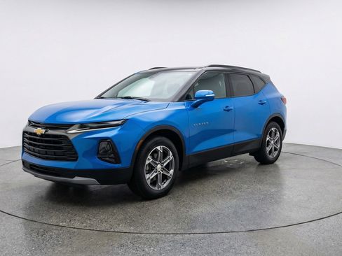 Used 2025 Chevrolet Blazer LT FWD image 3
