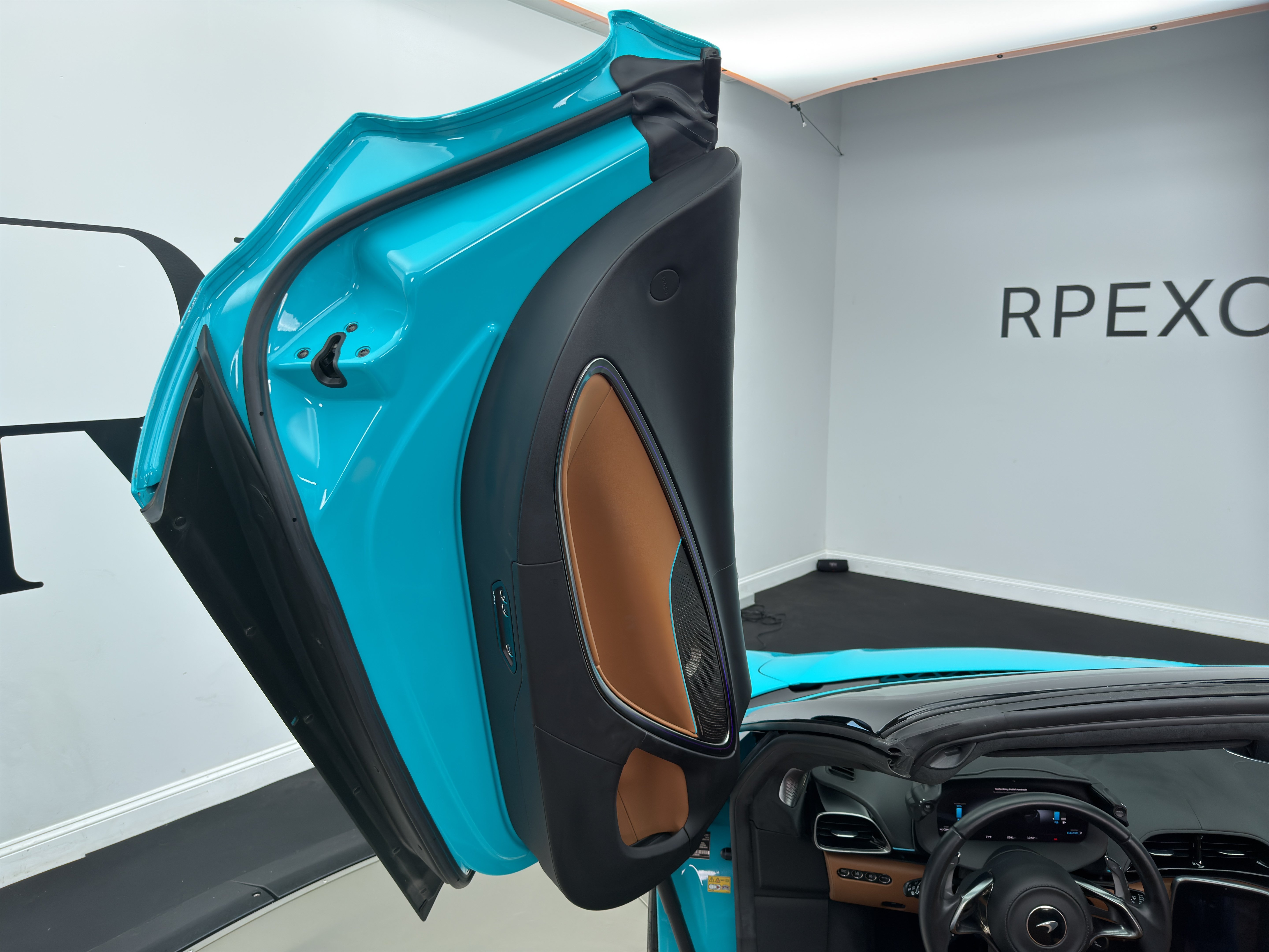 Used 2025 McLaren Artura Spider RWD image 22