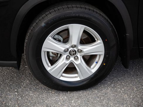 Used 2024 Toyota Highlander LE image 9