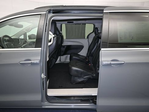 Used 2022 Chrysler Pacifica Touring-L FWD image 21