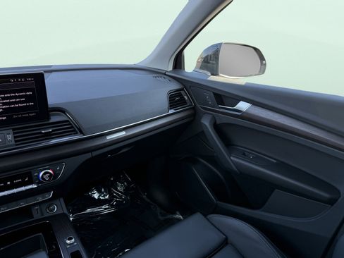 Used 2024 Audi Q5 e Premium w/ Convenience Package image 59