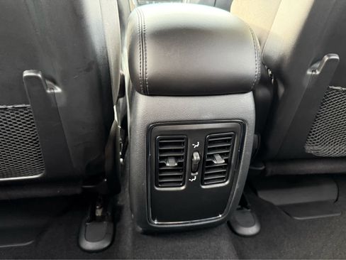 Used 2019 Jeep Grand Cherokee Laredo image 24