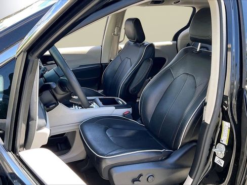 Used 2023 Chrysler Pacifica Limited image 23