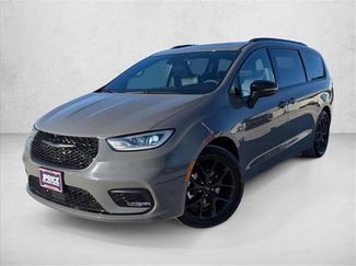 Used 2025 Chrysler Pacifica Limited video 1