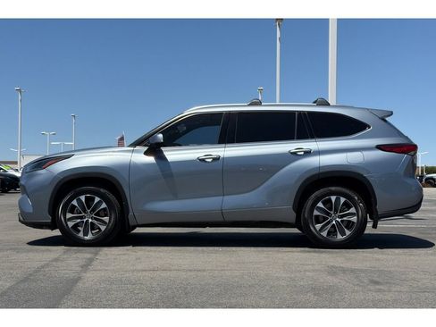 Used 2021 Toyota Highlander XLE AWD/4WD image 7