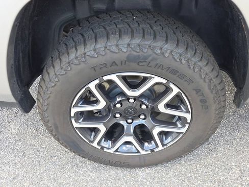 Used 2025 RAM 1500 Laramie w/ Advanced Safety Group II AWD/4WD image 12