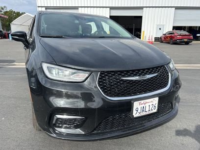 Used 2024 Chrysler Pacifica Select