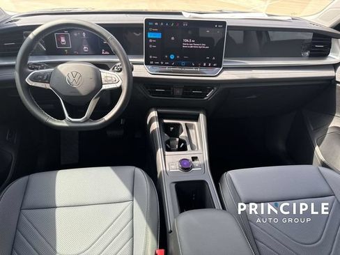 Used 2025 Volkswagen Tiguan SE FWD image 32