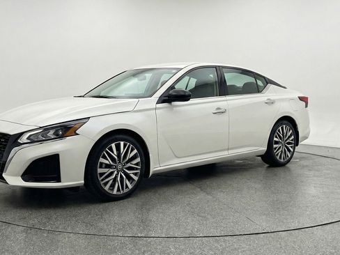 Used 2025 Nissan Altima 2.5 SV image 3