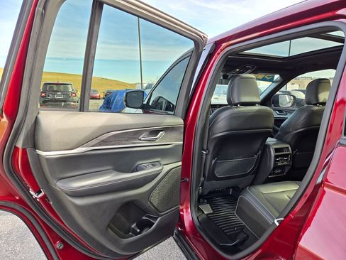 Used 2025 Jeep Grand Cherokee Limited w/ Black Appearance Package image 28