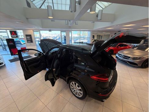 Used 2017 Porsche Cayenne Platinum Edition image 39