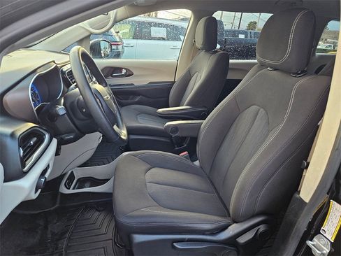 Used 2021 Chrysler Voyager L image 14