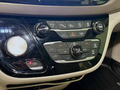 Used 2019 Chrysler Pacifica Touring-L Plus w/ Advanced Safetytec Group FWD image 24