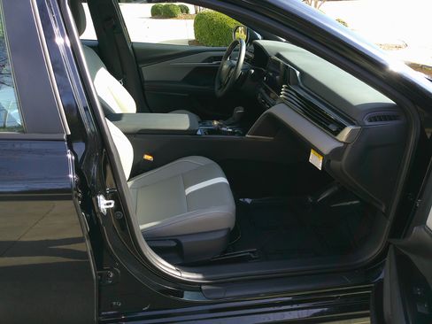 Used 2025 Toyota Camry SE image 37