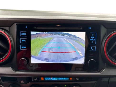 Used 2017 Toyota Tacoma TRD Sport AWD/4WD image 22