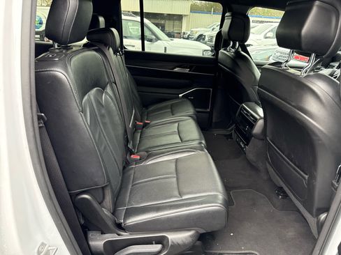 Used 2023 Jeep Wagoneer L Series II image 6