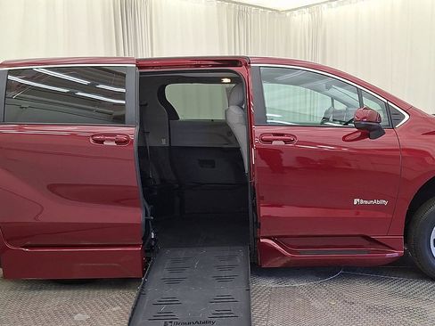 Used 2024 Toyota Sienna LE image 4