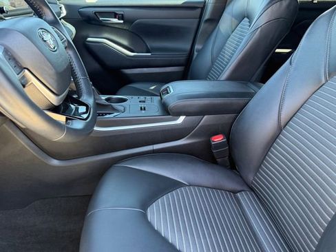Used 2023 Toyota Highlander XSE image 9