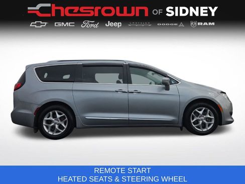 Used 2019 Chrysler Pacifica Touring-L w/ Tire & Wheel Group FWD image 12