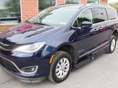 Used 2019 Chrysler Pacifica Touring-L FWD image 3