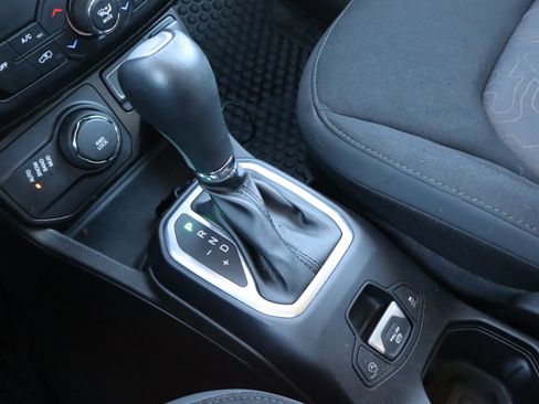 Used 2023 Jeep Renegade Latitude image 28