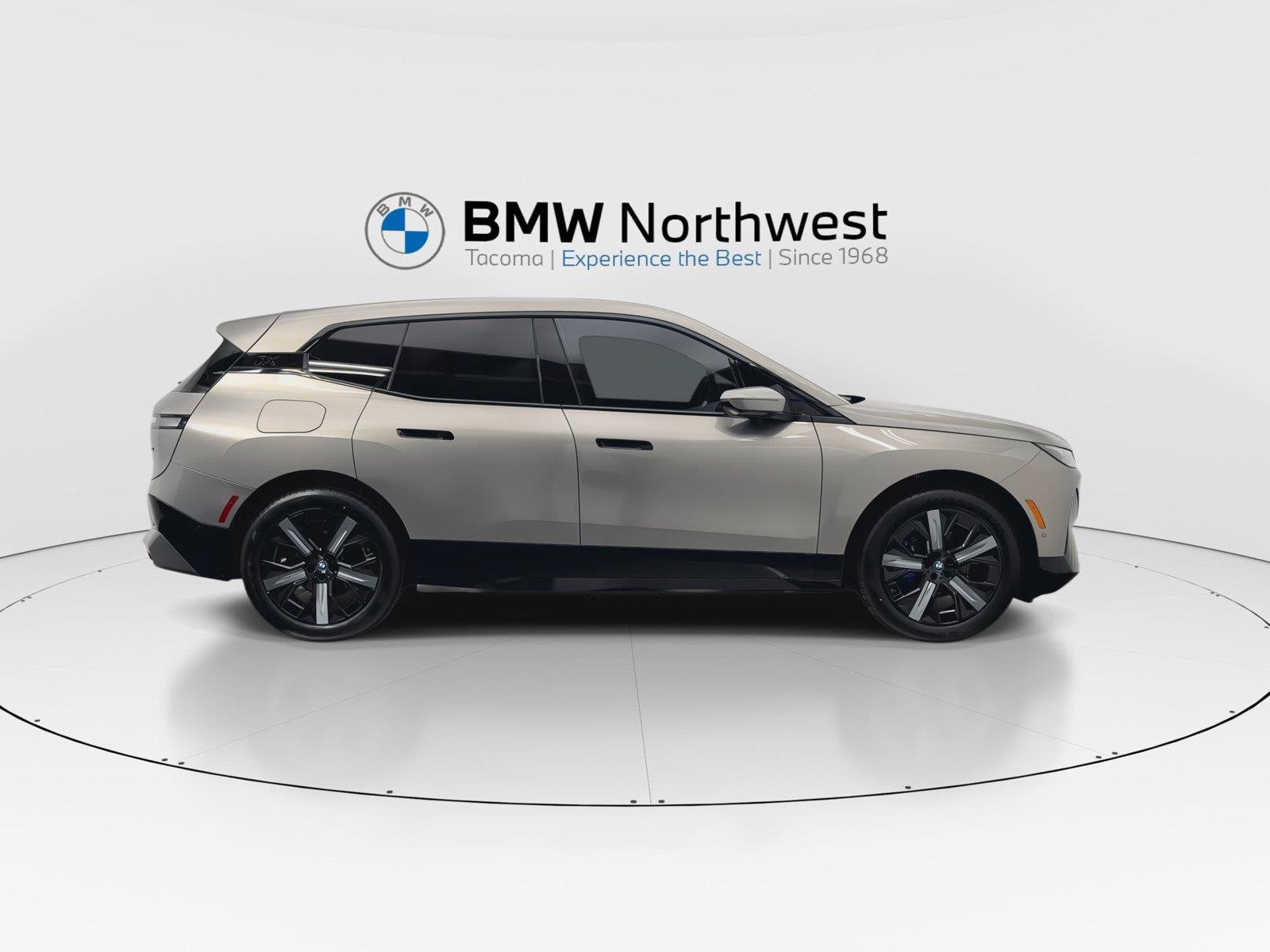 Used 2023 BMW iX xDrive50 w/ Sport Package AWD/4WD image 5