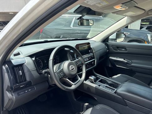 Used 2025 Nissan Pathfinder SV FWD image 12