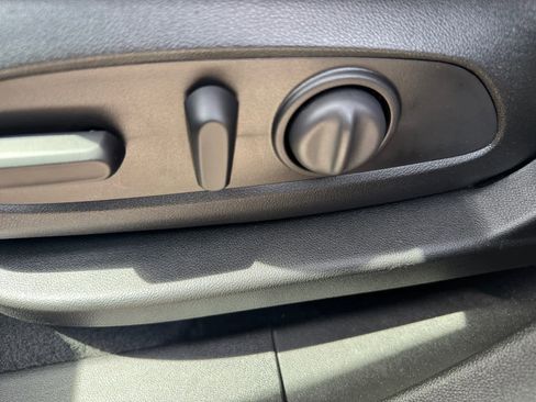 Used 2019 Chevrolet Equinox LT w/ Driver Convenience Package image 16