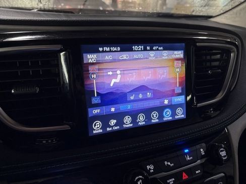 Used 2017 Chrysler Pacifica Platinum image 11