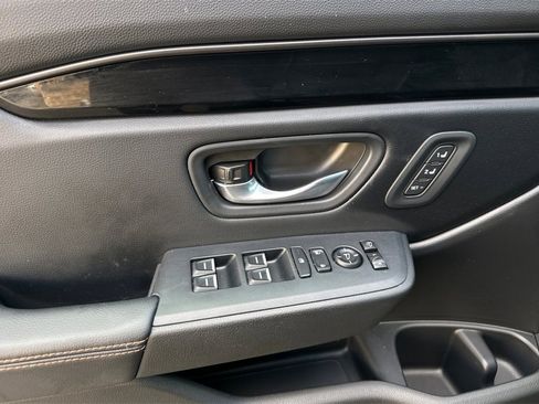 Used 2025 Honda Pilot TrailSport image 11