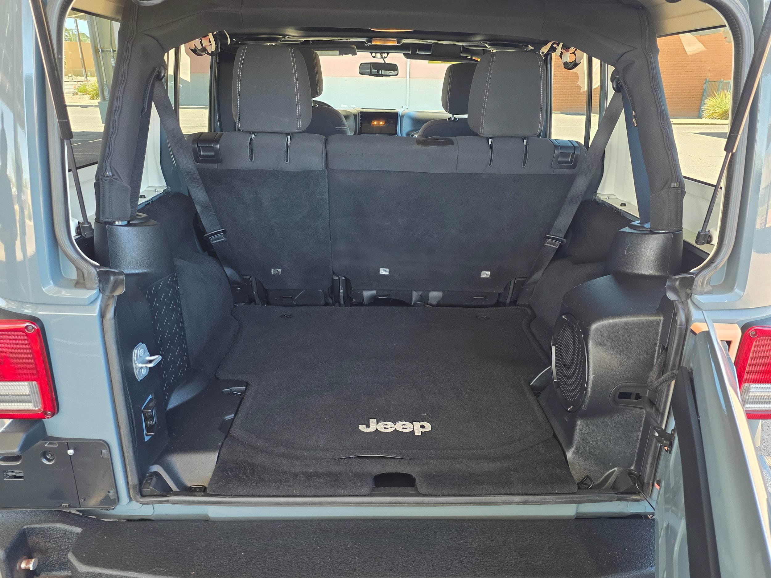 Used 2014 Jeep Wrangler Unlimited Sahara w/ Connectivity Group AWD/4WD image 21