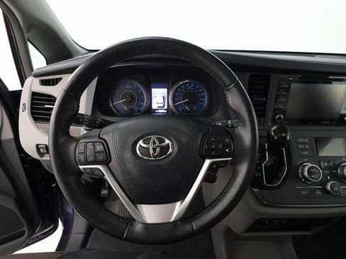 Used 2018 Toyota Sienna XLE w/ Carpet Mat Package image 12