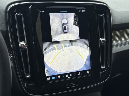 Used 2025 Volvo XC40 B5 Plus image 25