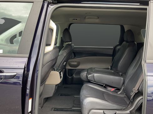 Used 2025 Kia Carnival FWD image 19