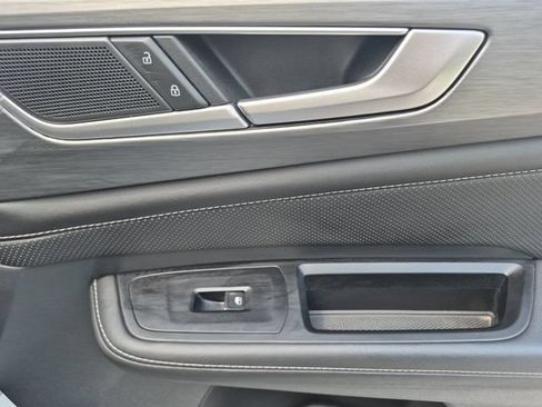 Used 2025 Volkswagen Atlas Cross Sport SE FWD image 33