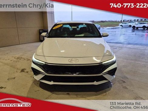 Used 2024 Hyundai Elantra SE image 2