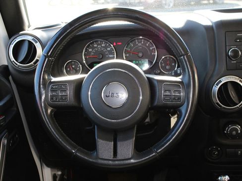 Used 2018 Jeep Wrangler Unlimited Sahara w/ Connectivity Group image 29