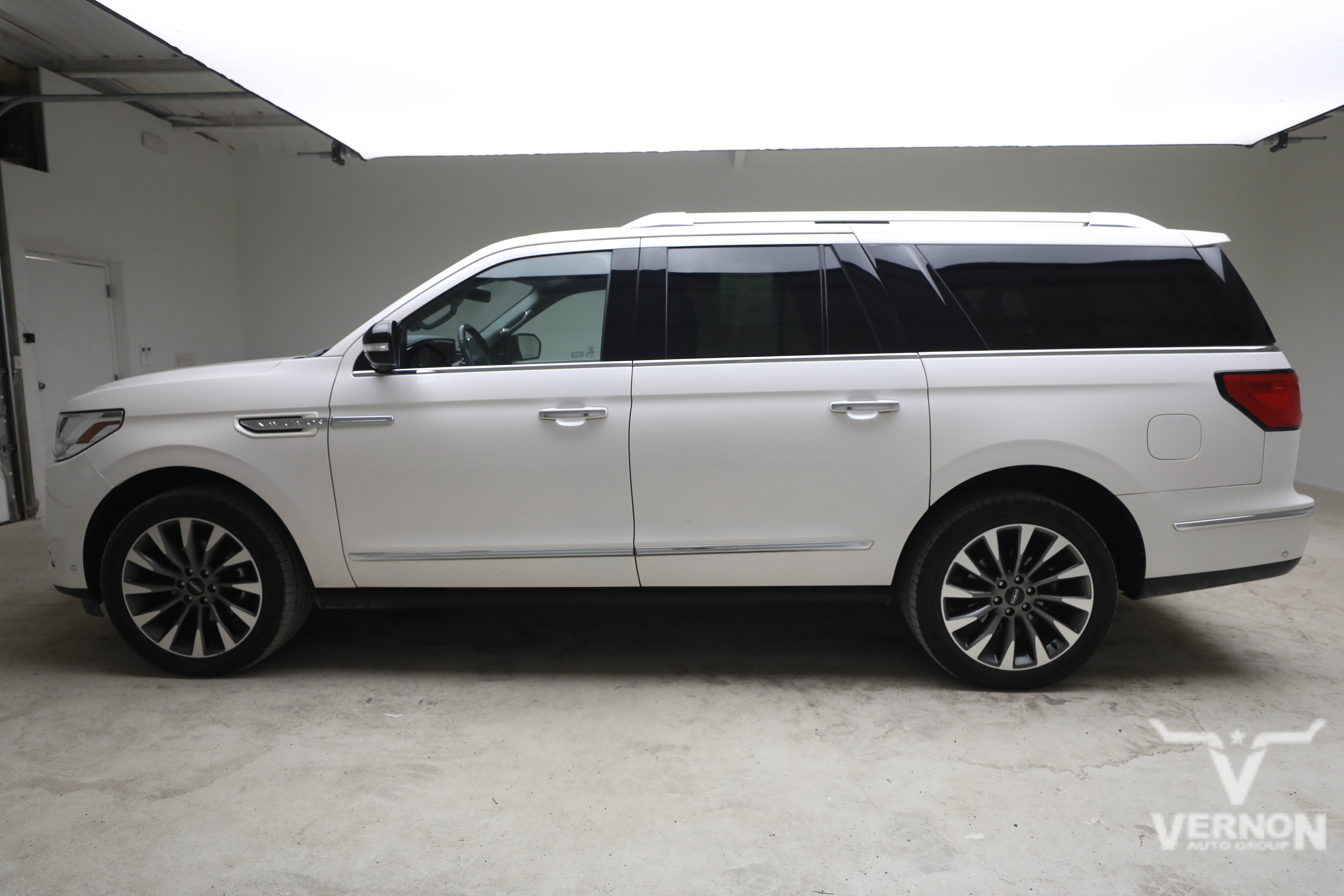 Used 2019 Lincoln Navigator L Select w/ Technology Package RWD image 2