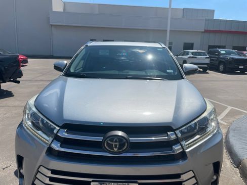 Used 2019 Toyota Highlander Limited FWD image 3